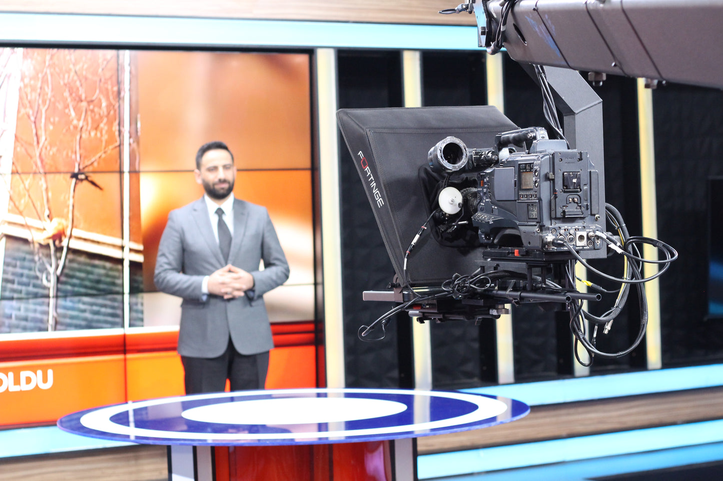 15" HIGH BRIGHTNESS CRANE TELEPROMPTER with SDI IN/OUT