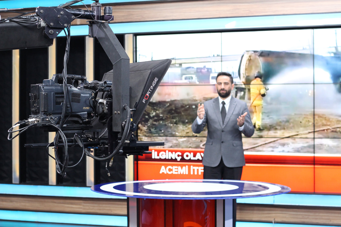 15" HIGH BRIGHTNESS CRANE TELEPROMPTER with SDI IN/OUT